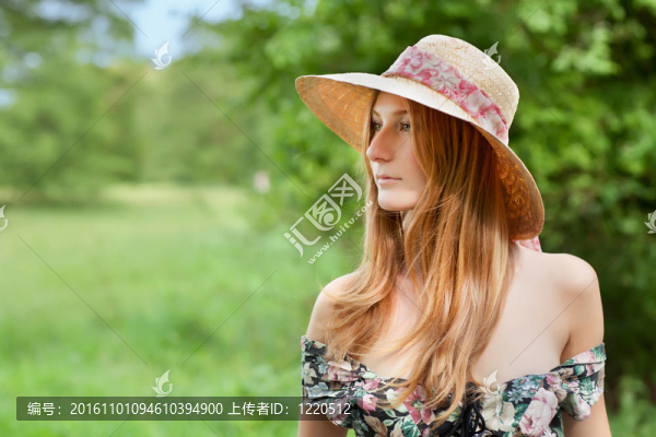 帶帽子的年輕漂亮女孩戶外
