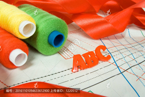 縫紉背景：ABC字母；線和紅絲帶