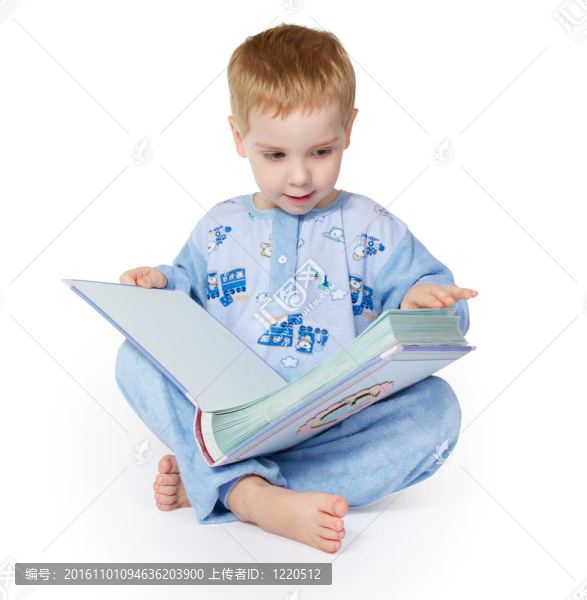 小孩子讀大書。
