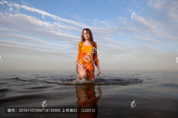 夕陽中的女孩