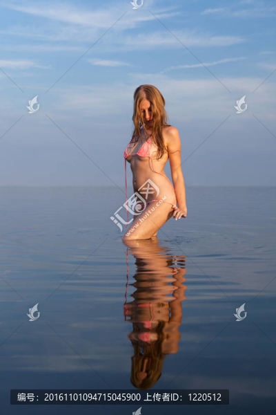 夕陽中的女孩；