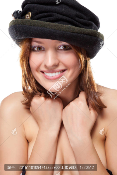 漂亮的年輕女子與黑色的帽子