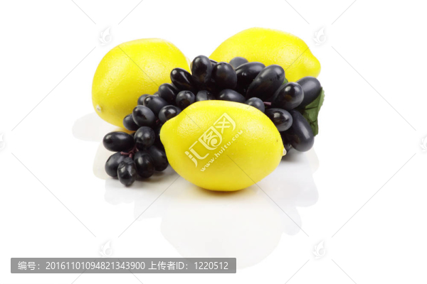 白色背景上分離的水果組