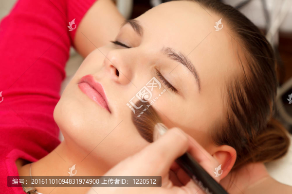 帶妝刷的女人