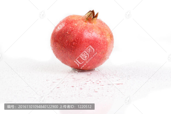 白色背景上的水滴與石榴