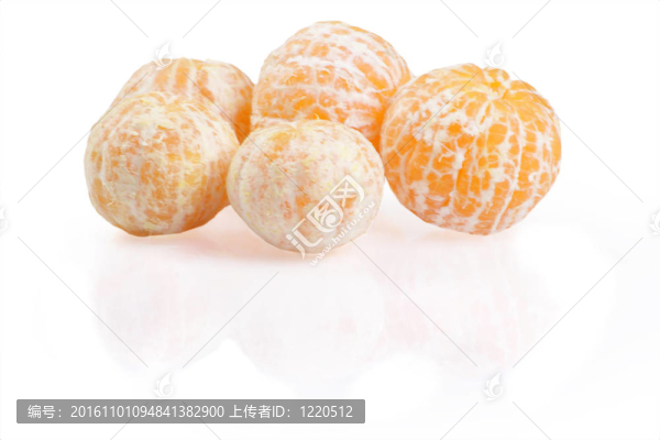 組去皮橘子在反射面上分離的白色背景