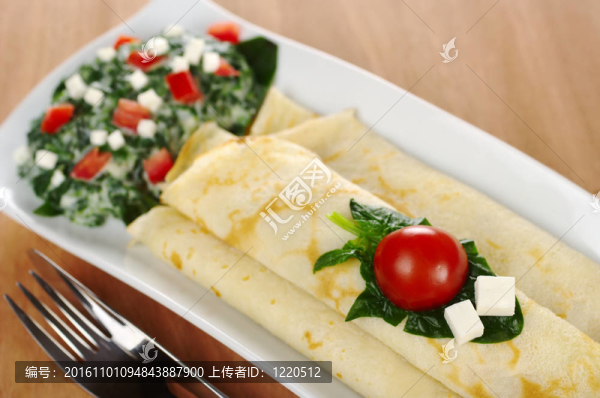 ?。痪肀★灒ū★灒┡c菠菜；西紅柿和奶酪在一個白色的長板旁邊的餐具（選擇性聚焦；對上的縐部分半番茄重點