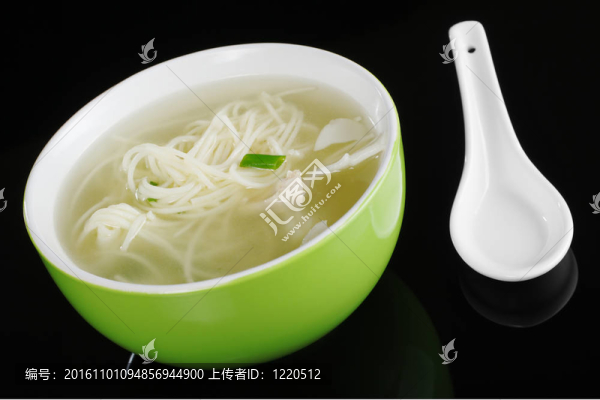 中國湯面在一個(gè)綠色的碗與白色中國陶瓷湯匙拍攝黑色反射