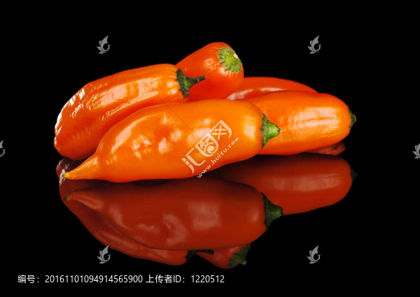 一群阿基斯（秘魯辣椒是秘魯菜用很多）黑（選擇性聚焦；在前面的AJI焦點(diǎn)）