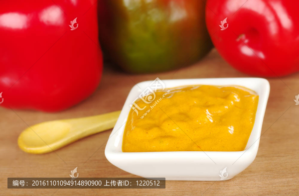 熱的秘魯薩爾薩由紅辣椒稱為rocoto是可見的背景（選擇重點；注重碗前和薩爾薩）