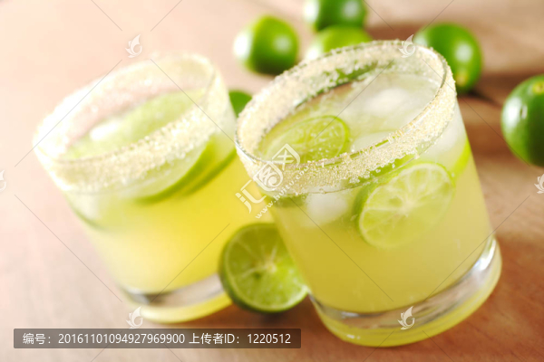 新鮮的檸檬和糖的酸橙片和冰塊鑲邊玻璃包圍的酸橙木（場；很淺的深度在第一玻璃糖環(huán)部分重點）