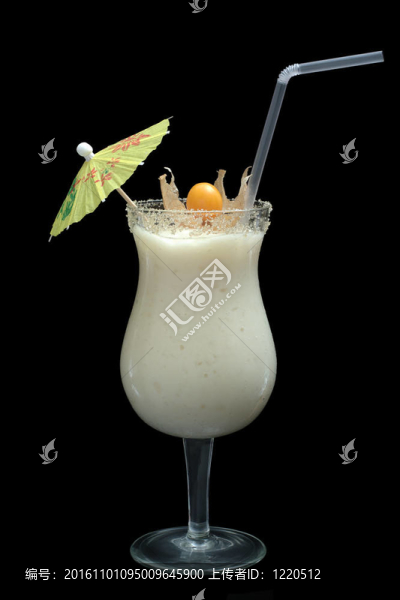 在雞尾酒玻璃裝飾紙遮陽White,Guanabana,Smoothie；吸管在黑色背景下的酸漿果