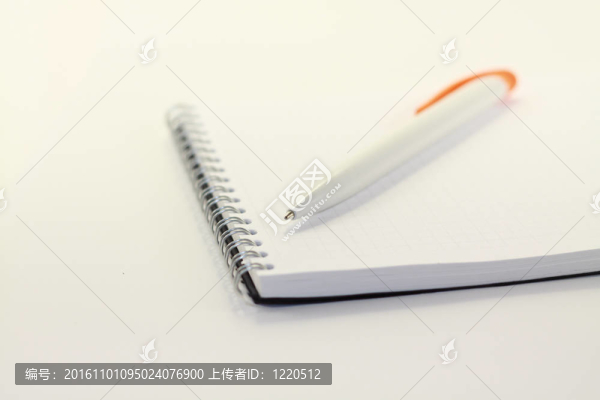 帶筆的白色筆記本