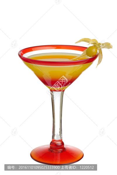 龍舌蘭日出在紅色鑲邊的雞尾酒杯在冬白櫻桃（選擇重點）