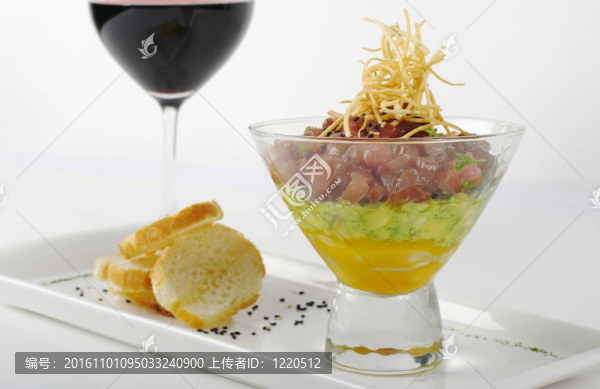 開胃菜：生金槍魚鱷梨和芒果；玻璃；Baguette和一杯紅葡萄酒（選擇重點(diǎn)）