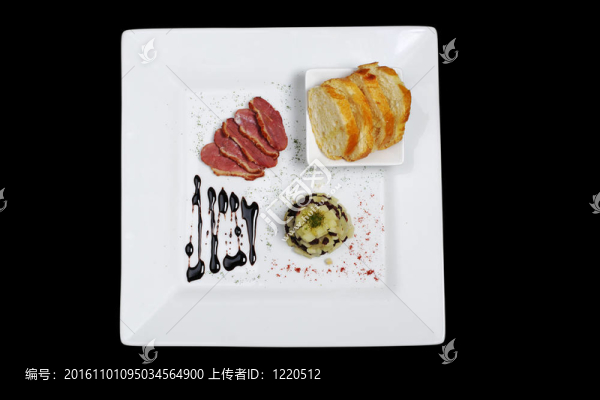 開胃菜：鴨肉；香腸；蘋果和面包板上白色和黑色背景拍攝從上面（隔離）