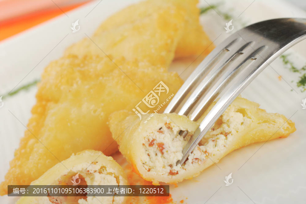 開胃菜：肉餅de,queso,de卡夫拉（糊狀填充與山羊奶酪）切成兩半，用叉子（選擇重點(diǎn)）