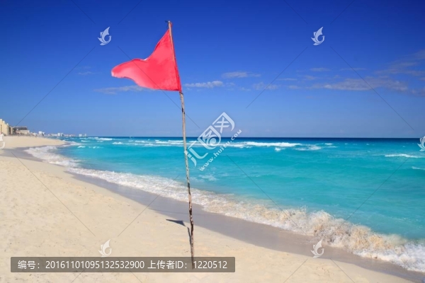 危險(xiǎn)的紅旗在海灘波濤洶涌的海上信號(hào)
