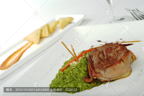 牛肉裹著火腿和米飯混合在背景與肉餅開胃菜和葡萄酒杯菠菜（選擇重點）