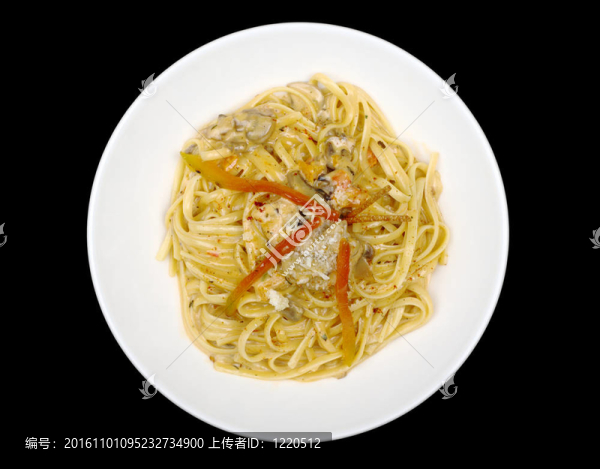 面條與雞肉和蘑菇從上孤立的黑色拍照