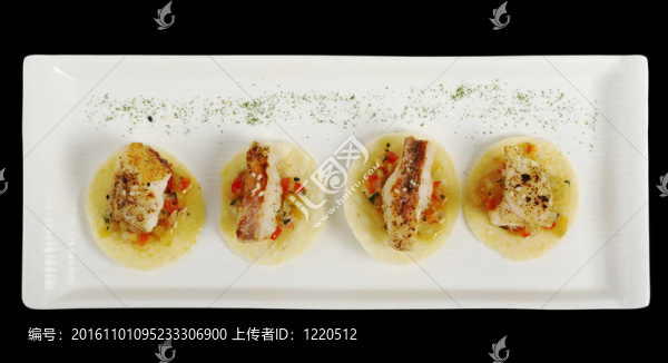 開(kāi)胃菜：在黑色背景上的白色矩形板在蔬菜和薯?xiàng)l金槍魚塊（隔離）