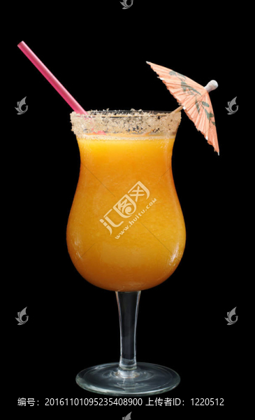 雞尾酒一杯木瓜冰沙配上紅色的吸管和紙遮陽(yáng)黑色（選擇性聚焦；隔離）