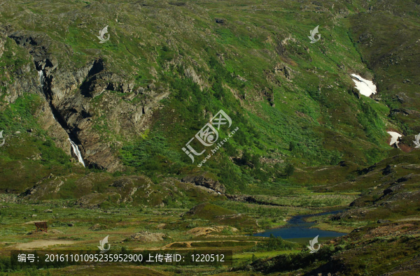 在Sulitjelma的綠色山坡（挪威北部）瀑布；流；湖泊；和雪地