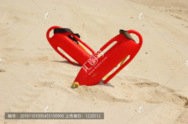 海灘上的兩個(gè)巡邏救生罐