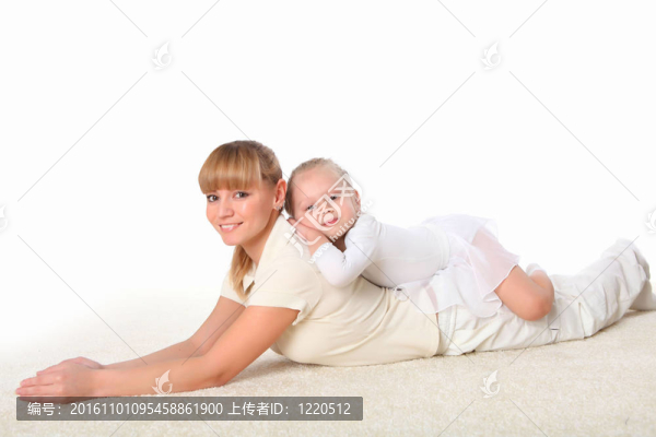 母親和小女兒一起做運(yùn)動(dòng)