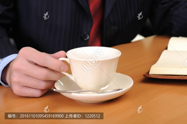 年輕的商人在一間辦公室工作