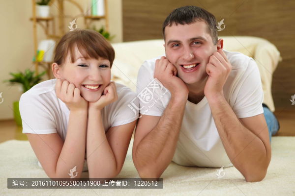 夫婦在家放松