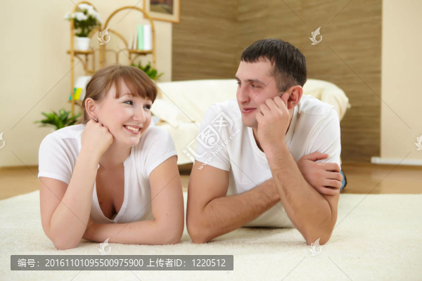 夫婦在家放松
