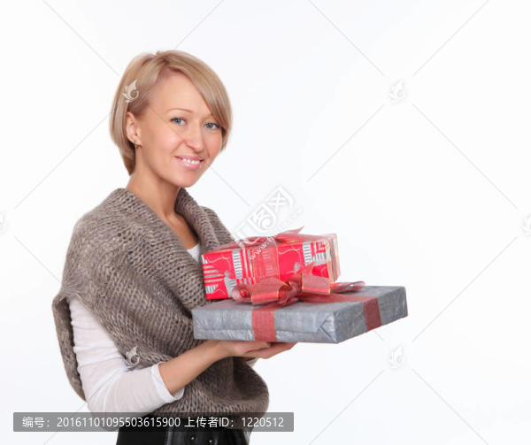 一個(gè)年輕漂亮的女人帶著一個(gè)禮物