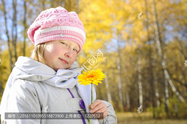 小女孩和一朵黃色的花