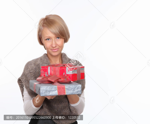 一個年輕漂亮的女人帶著一個禮物