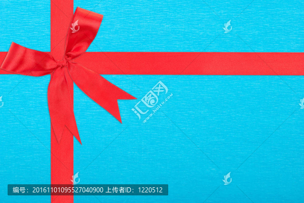 紅色緞帶和蝴蝶結(jié)禮品盒包裝在藍(lán)色紙背景