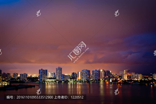 兩岸在夜晚