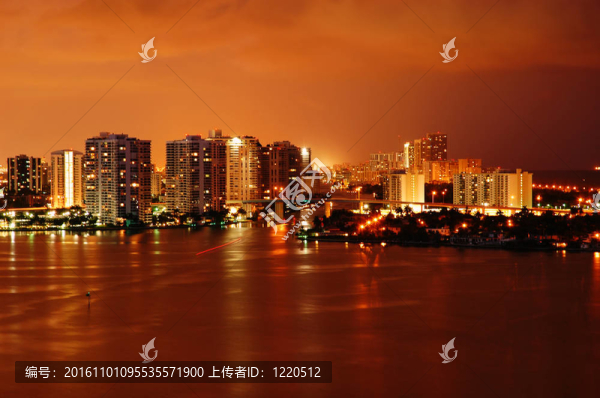 兩岸在夜晚