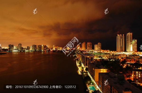 兩岸在夜晚