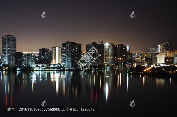兩岸在夜晚