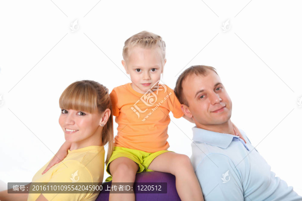 有一個小女兒一起做運動的家庭