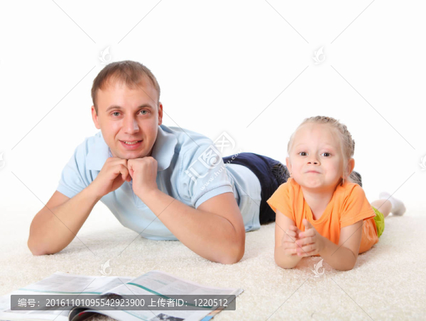 年輕的父親讀一本書給他的女兒