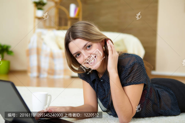 年輕的女人，在家里有一臺筆記本電腦