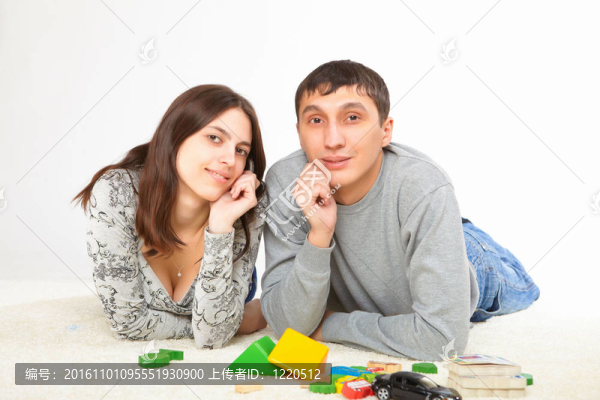 戀愛中的一對(duì)幸福的年輕夫婦