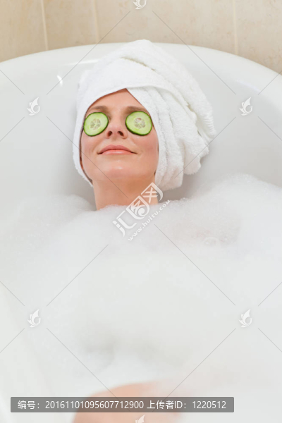 放松的女人用毛巾在頭上洗澡