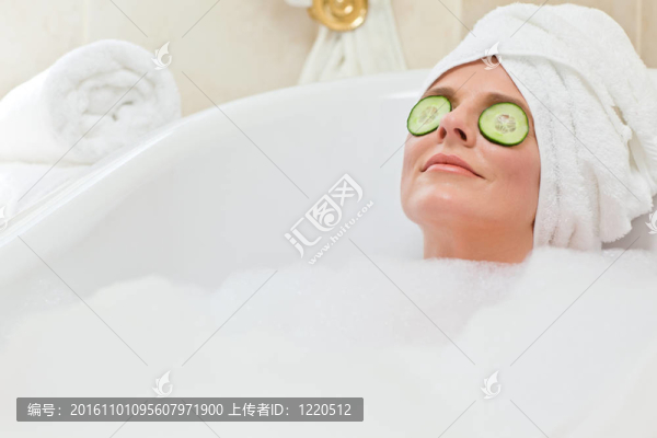 輕松的女人洗澡