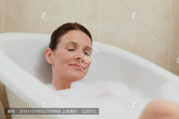 美麗的女人洗澡