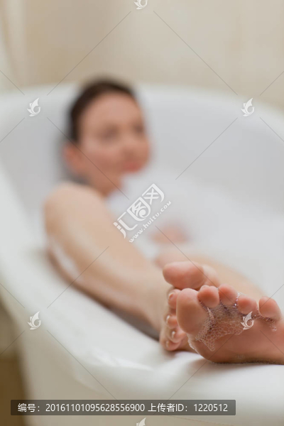 美麗的女人洗澡