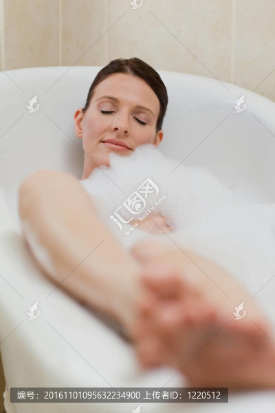 美麗的女人洗澡
