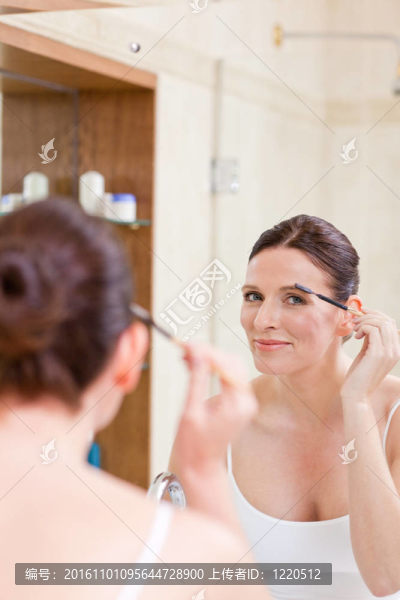 女人卷著她的睫毛